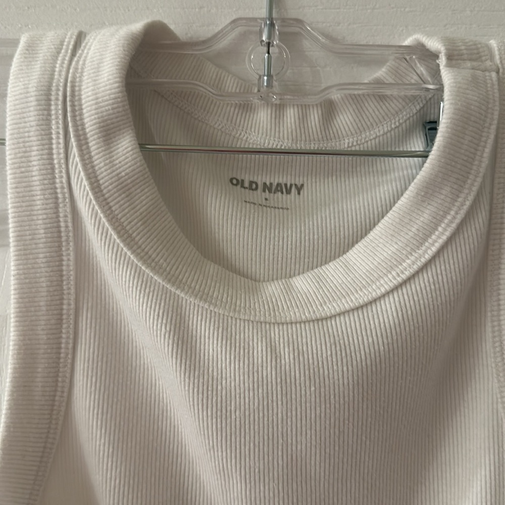 White Snug crop tank top - Picture 4 of 5